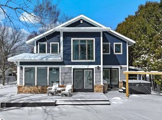 609 Lake Shore Dr, Cadillac, MI 49601