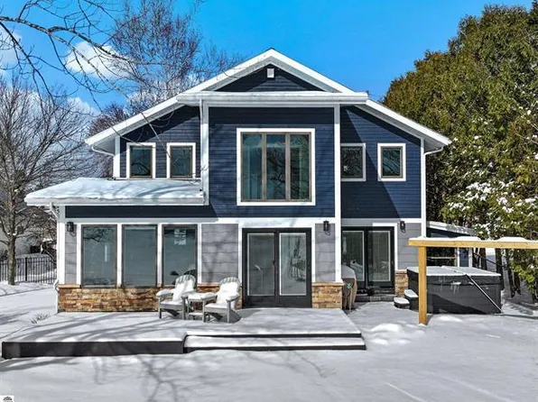 609 Lake Shore Dr, Cadillac, MI 49601