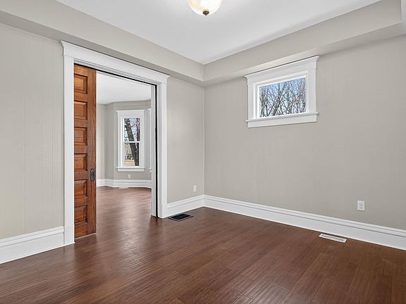 5th image of 427 Iowa St