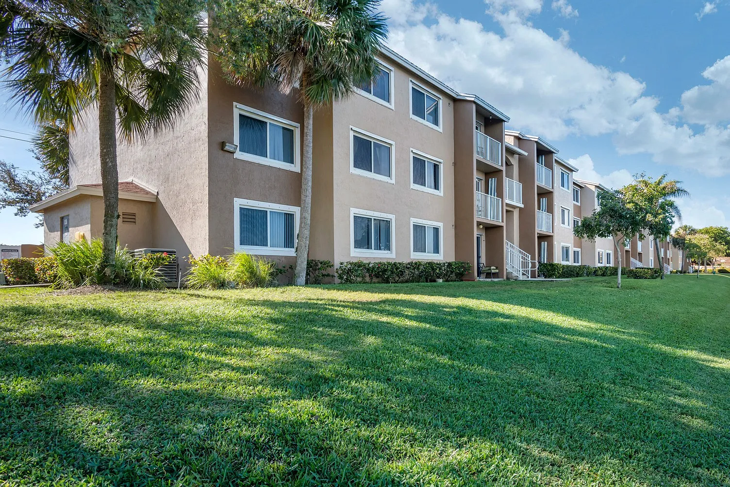 Summerlake Apartments — Photo 4