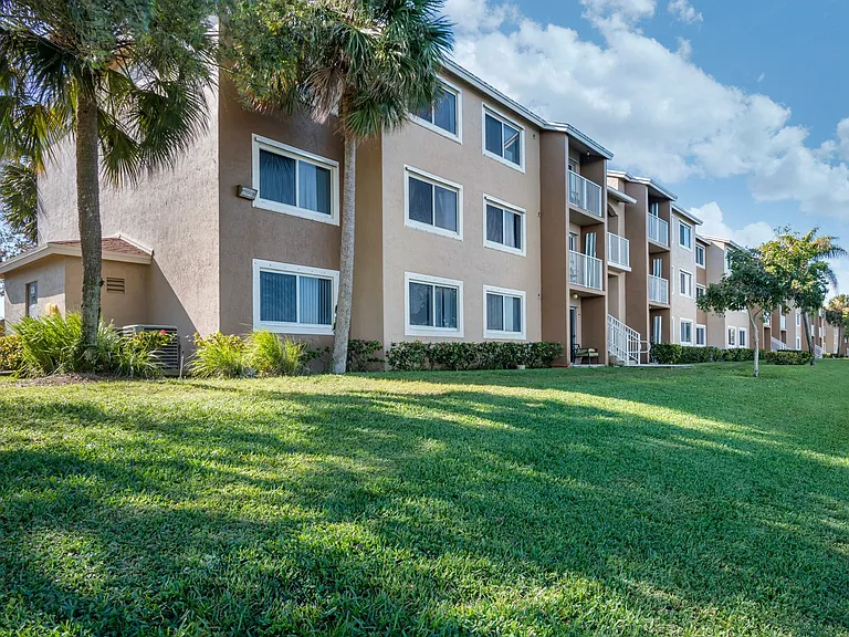 Summerlake Apartments — Photo 4