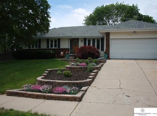 1798 Kent Cir, Papillion, NE 68046