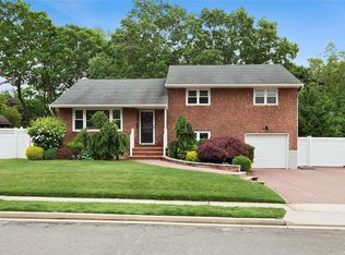 8 Holly Ln, Plainview, NY 11803