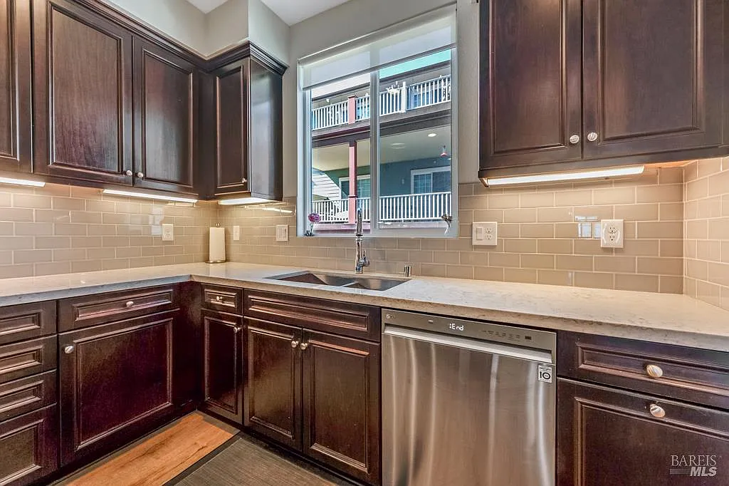 218 Johnson Street - Photo 8