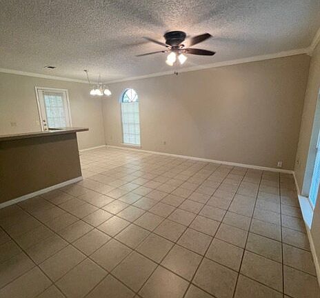 3rd image of 105 Carriage Dr APT 4