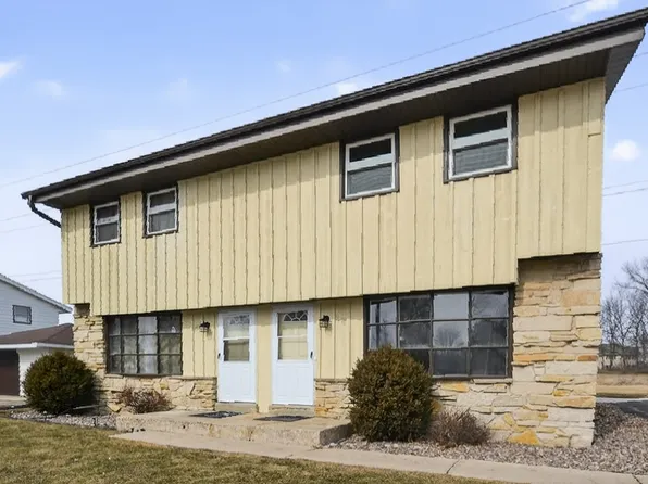 1602 Blackhawk Trl #1602, Waukesha, WI 53186