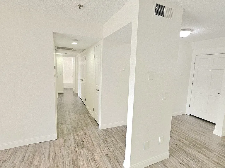 Yorktown Apartments — Photo 9