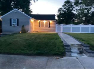 51 Poplar St, Central Islip, NY 11722