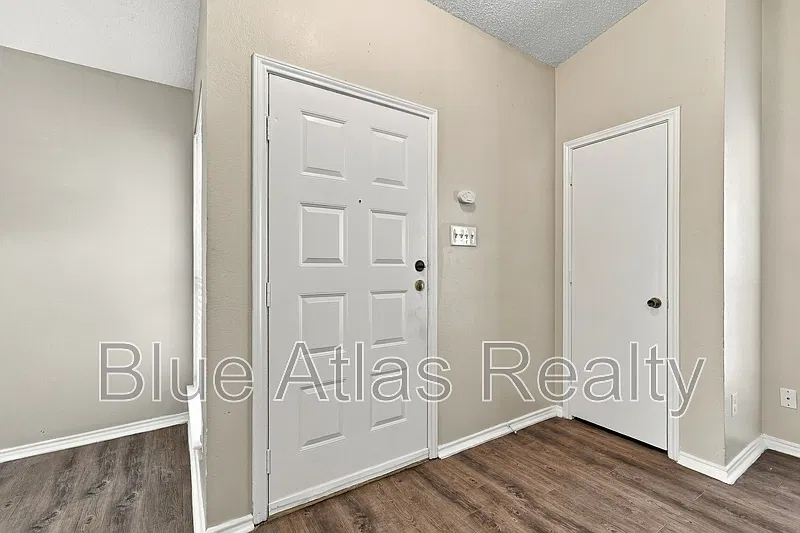 2 bed, 2.0 bath, 1043 sqft, $1,595 — Photo 2