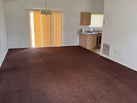 3rd image of 521 Londonderry Cir SE