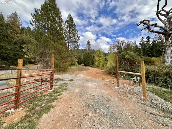 780 Tunnel Rd, Glendale, OR 97442