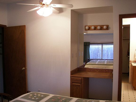 Master built-in desk.