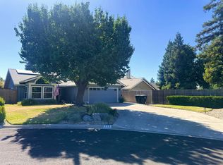 900 N Oakwood Court, Visalia, CA 93291