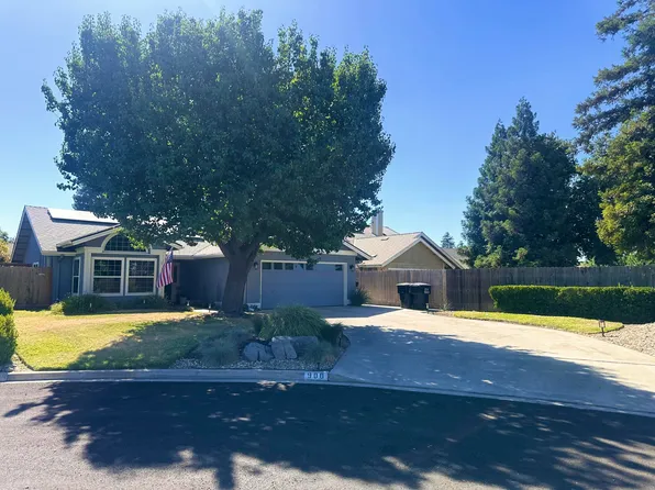 900 N Oakwood Court, Visalia, CA 93291