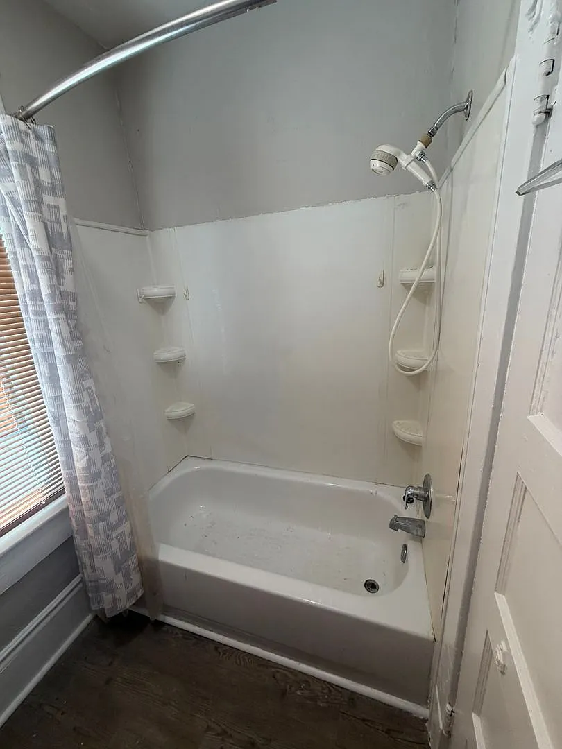 5 Bed 2 Bath Home — Photo 4