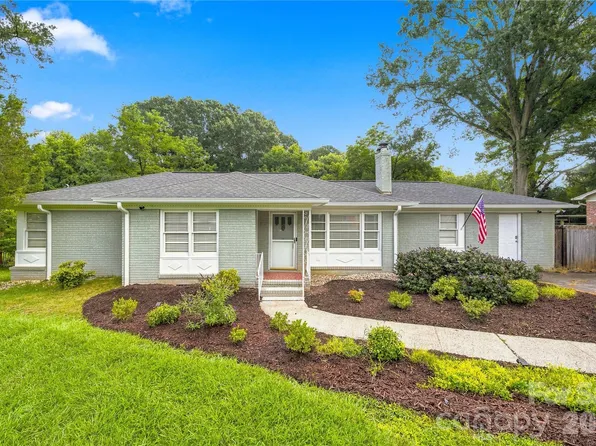 6142 King George Dr, Charlotte, NC 28213
