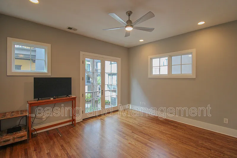 2 bed, 1.5 bath, 1026 sqft, $3,900 — Photo 2