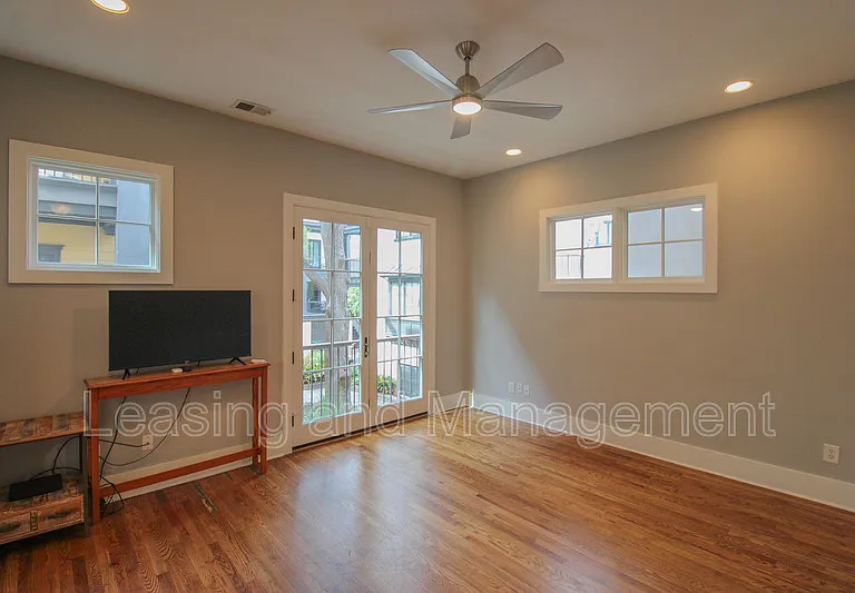 13 Corinne St — Photo 2