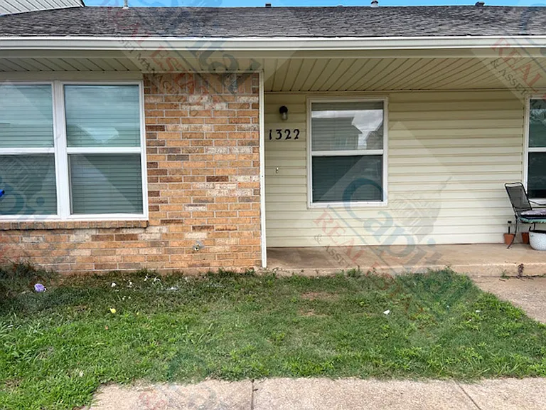 1322 Glen Oaks Ct — Photo 2