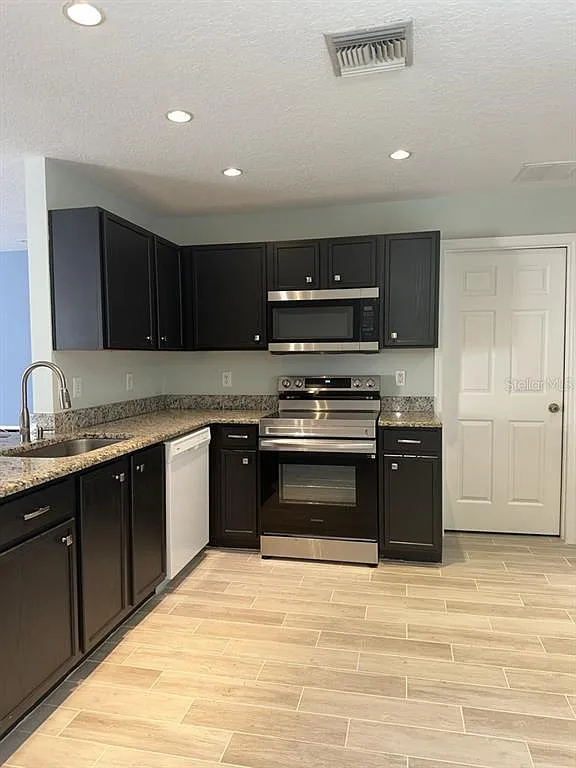 3 bed, 2.0 bath, 1482 sqft, $2,350 — Photo 4