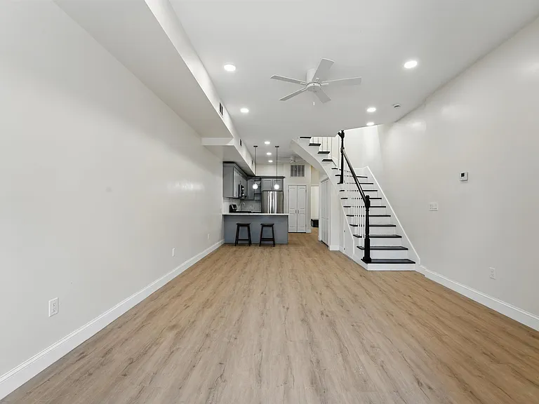 949 Summit Ave #2 — Photo 14