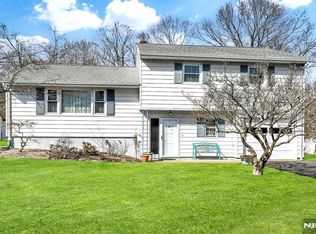 10 Rustic Dr, Waldwick, NJ 07463