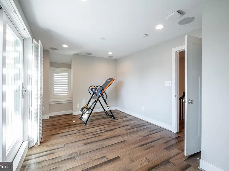 1126 N Stuart St — Photo 38