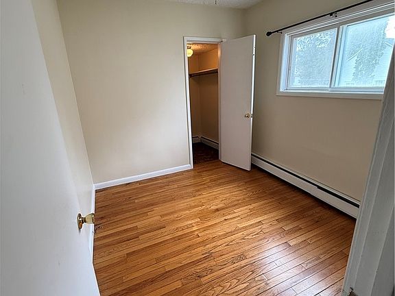5th image of 127 Hutchins St
