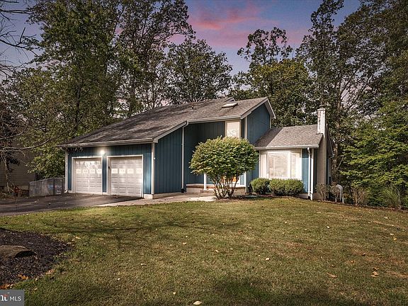 3rd image of 19 Oakwood Dr