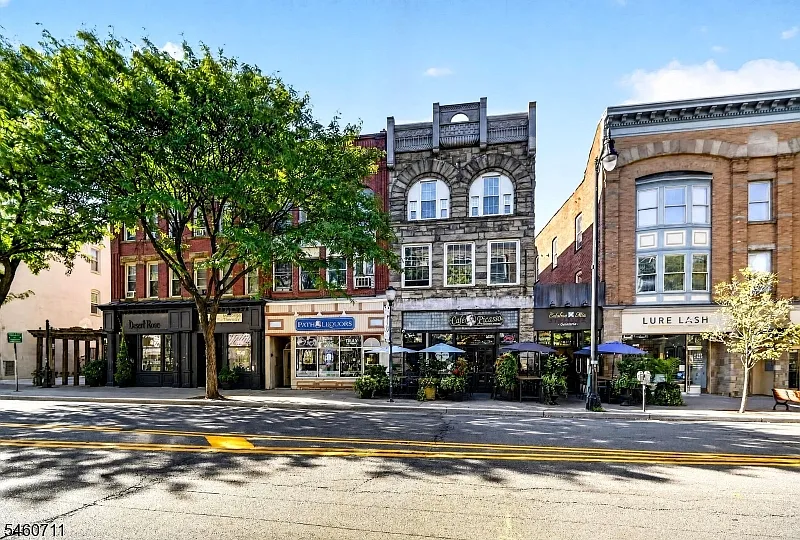 81 W Main St