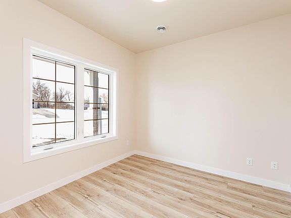 4th image of 520 Leondard St