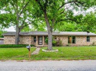 211 W White St, Pilot Point, TX 76258