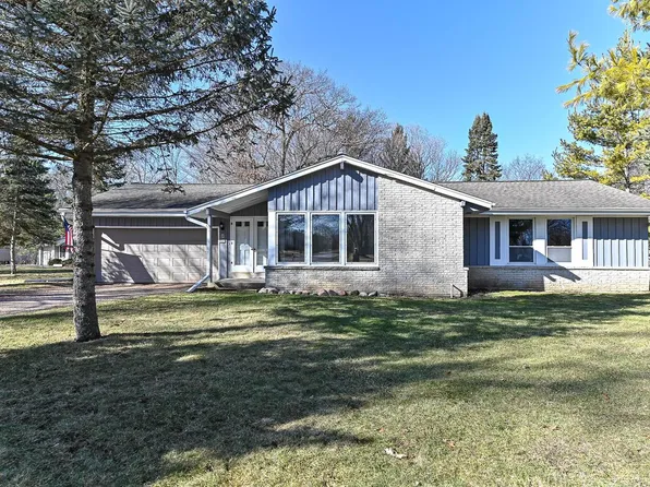 2000 South Woodlawn DRIVE, New Berlin, WI 53146