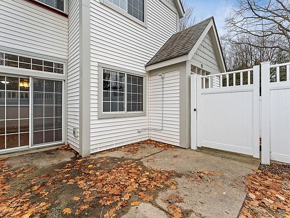 3rd image of 82 Winding Brook Drive