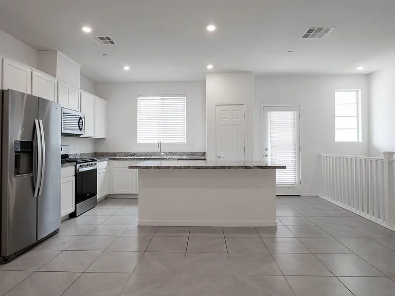 902 Bronzite St — Photo 22
