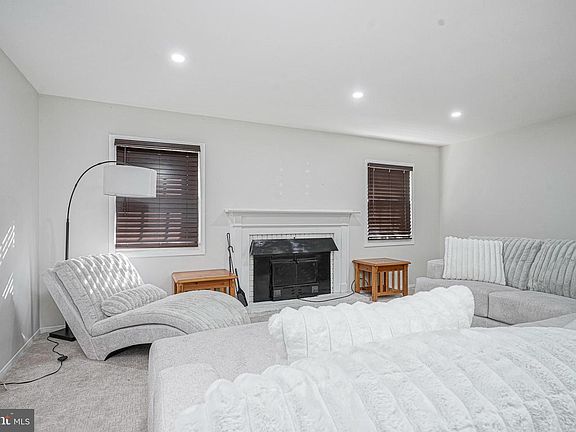 3rd image of 36 Eden Rock Ln
