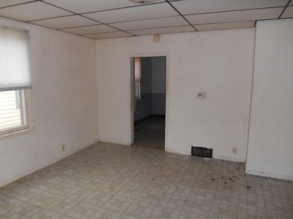 4th image of 905 1/2 E 7th St