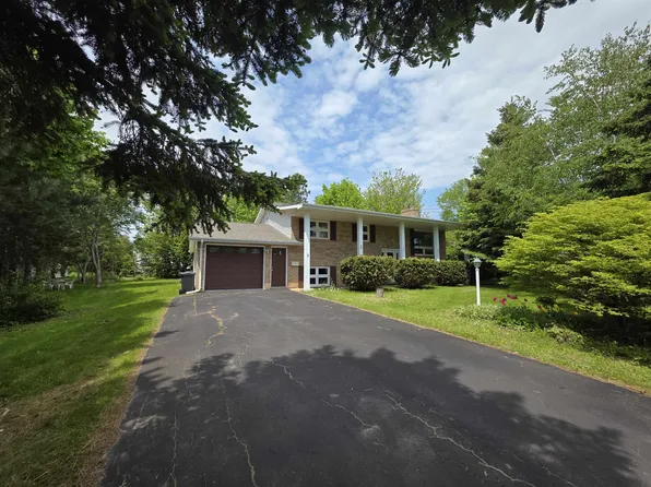 7 Crestview Dr, Charlottetown, PE C1E 1N4