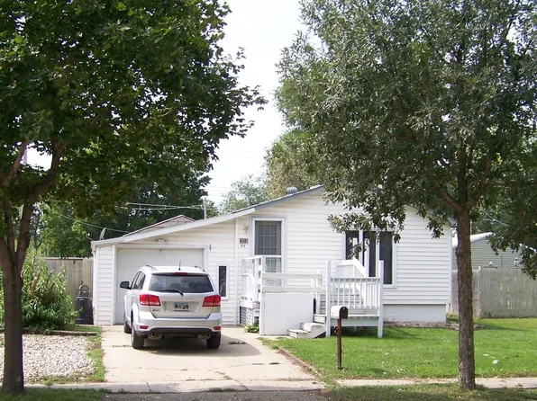 814 S 8th St, Aberdeen, SD 57401