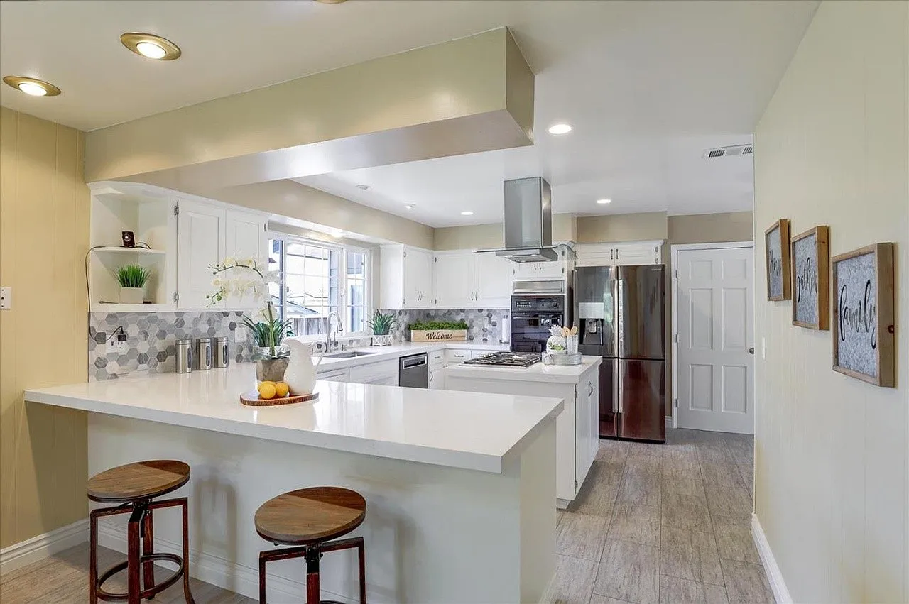 4 bed, 1949 sqft, $6,350 — Photo 3