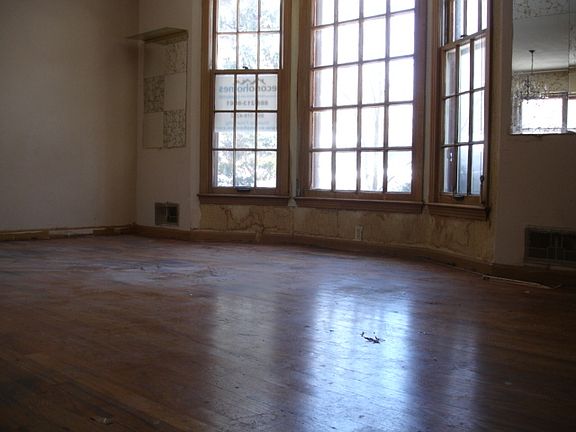 3rd image of 8604 Cambridge Ave