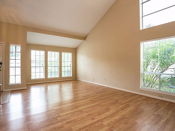 3rd image of 10554 Walnut Glen Dr