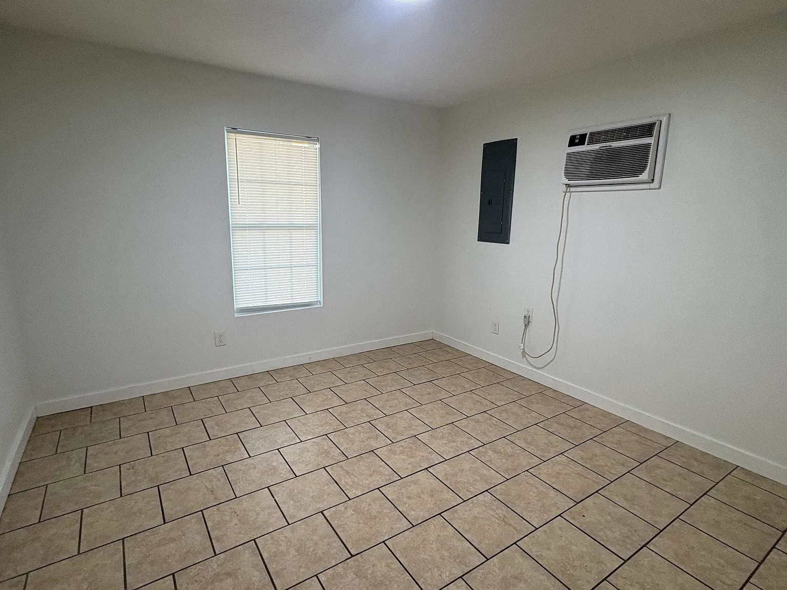 2-Bedroom Home with Detached Backyard Studio Pet Friendly! — Photo 3