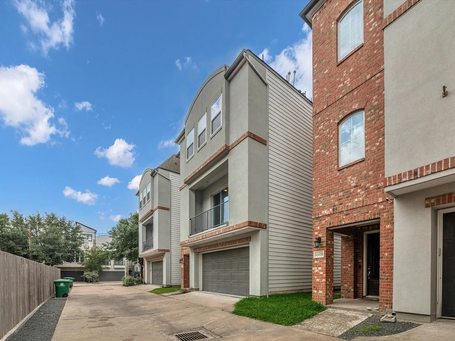 3 bed, 3.5 bath, 2288 sqft, $3,500 — Photo 3
