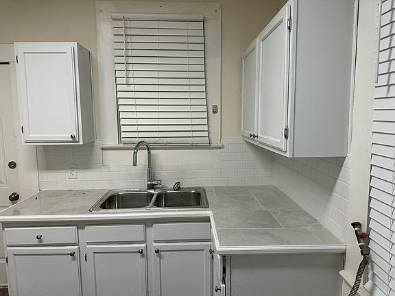 4th image of 1828 Winona Ave