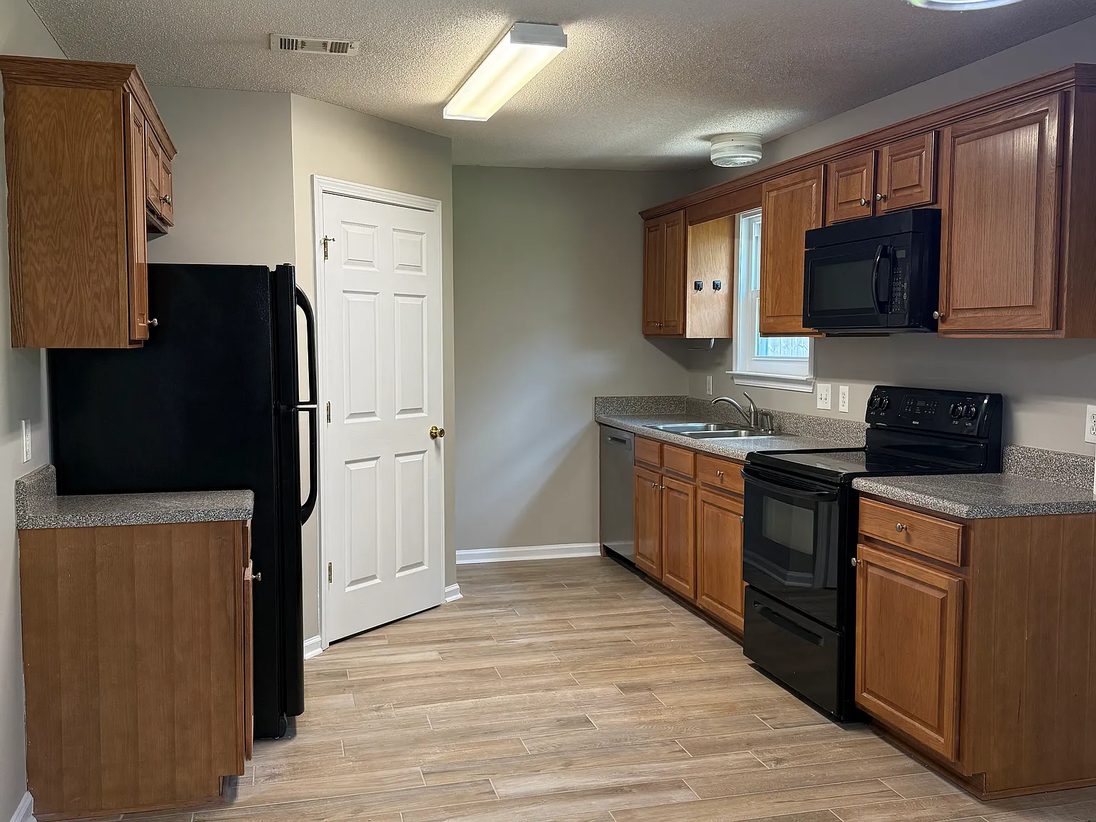 3 bed, 1362 sqft, $1,795 — Photo 2