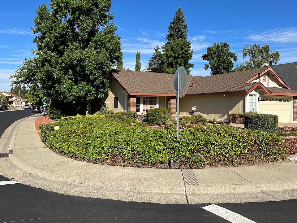 1315 Antrim
Looking northwest from Antrim Dr. west down Badovinac Dr.
4-way stop, so any traffic is slow.
All streets in the neighborhood and around schools/parks have concrete curbs & gutters w/ street lights.
See garage window for 2.5-car garage.
