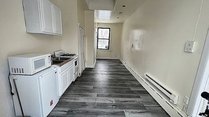 1st image of 458 W 50th St #5