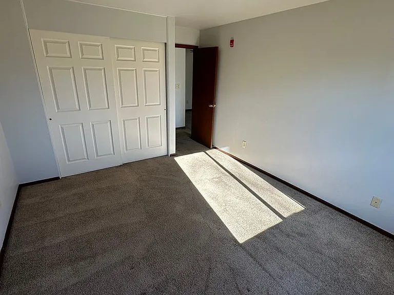 Plaza IV Apartments in St. Francis. — Photo 16