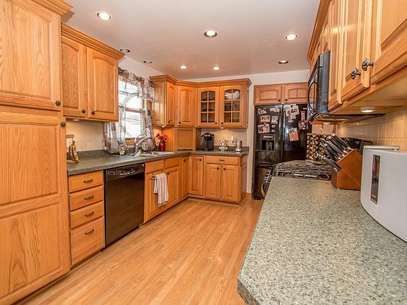 5th image of 28 Parkwood Dr